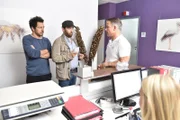 Als Christian (M.) sein Sperma testen lassen will, trifft er auf seinen alten Bekannten Karsten Speck (r.), der Fahri (l.) zu einem echten "Männer-Wettrennen" herausfordert ...