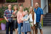 Der Cast (v.l.): Daniel (Patrick Kalupa), Gabriele (Leslie Moltan), Eva (Mirja Boes), Marie (Laurena Marisol Lehrich), Toni (Sina Tkotsch) und der Nachbar Kurt (Oliver Fleischer).
