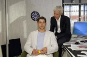 Jonas (Roy Peter Link, l.) und Robert (Mathieu Carrière, r.) beraten sich zu einem Auftrag ...