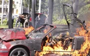 Als Laura Hills, die Assistentin der Gouverneurin (Jean Smart, hinten 3.v.l.), durch eine Autobombe ums Leben kommt, wird Steve McGarrett (Alex O'Loughlin, hinten l.) des Mordes an ihr beschuldigt - Wo Fats Plan geht auf ...
