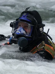 James Hamm im Tauchanzug im Wildwasser