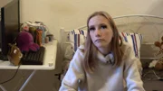 Celine mag das Weihnachtsfest nicht, da sie nie eine heile Familie hatte, mit der sie feiern konnte.