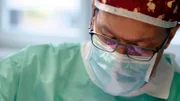 Dr. Tobias Neuberger ist ein erfahrener Gelenk- und Knochenchirurg.