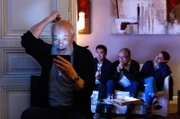 Das Zusammenleben in der Ferienwohnung fällt Reinhard Bielefelder (Bill Mockridge, l.), Hui Ko (Aaron Le, 2.v.l.), Klaus Schmitz (Hartmut Volle, 2.v.r.) und Vicky Adam (Katja Danowski, r.) nicht immer leicht.