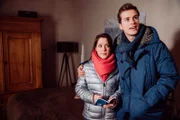 Während Patrick Feuer und Flamme ist, bekommt Katharina während der Wohnungsbesichtigung kalte Füße. Von links: Katharina Benninger (Carina Dengler) und Patrick Westenrieder (Lucas Bauer).
