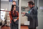 Weiß Natalie (Melanie Lynskey, l.) mehr über die Gewaltausbrüche ihres an Alzheimer erkrankten Mannes, als sie House (Hugh Laurie, r.) gegenüber zugeben will?