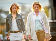 Beste Schwestern - Eva (Mirja Boes,r.) und Toni (Sina Tkotsch)