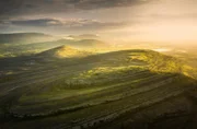 Die Landschaft der Mullaghmore Halbinsel im Sonnenlicht.