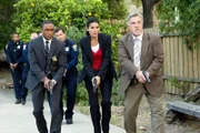 Die Tochter eines Kollegen von Detective Barry Frost (Lee Thompson Young, l.), Jane Rizzoli (Angie Harmon) und Vince Korsak (Bruce McGill, r.) ist entführt worden. Ein Wettlauf gegen die Zeit beginnt, nachdem ein anderes Mädchen tot aufgefunden wird...