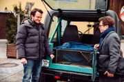 Da der Waschbär auch bei anderen Lansingern sein Unwesen zu treiben scheint, lässt sich Pfarrer Brandl von Florian zu einer Lebendfalle überreden. Von links: Florian Brunner (Tommy Schwimmer) und Pfarrer Simon Brandl (Ferdinand Schmidt-Modrow).