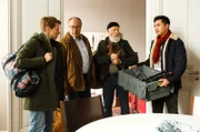 Vicky Adam (Katja Danowski, l.), Klaus Schmitz (Hartmut Volle, 2.v.l.), Reinhard Bielefelder (Bill Mockridge, 2.v.l.) und Hui Ko (Aaron Le, r.) richten sich in der Ferienwohnung ein.