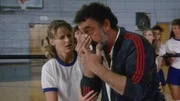 Die Reifeprüfung  Kate (Susan Savage) umsorgt Mark (Victor French), der sich die Nase gebrochen hat.