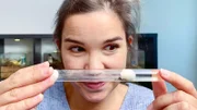 In diesem kleinen Reagenzglas lebt eine junge Ameisenkolonie.