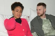 Flo (Pauline Afaja) will sich mehr auf die Beziehung mit Jonas (Felix van Deventer) konzentrieren.