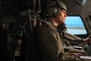 REENACTMENT - Im Cockpit eines B-2-Bombers der USAF überwacht Captain Justin Grieve (gespielt von Brendan Rowland) den Flugcomputer, während Pilot Major Ryan Link (gespielt von Jamie Champagne) das Flugzeug zur Startbahn rollt. (Cineflix 2021/Darren Goldstein)