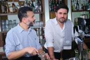 Paco (Milos Vukovic, r.) schockt Ferhat (Mehmet Kucak) mit Stellas dunklem Geheimnis.
