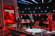 Quizmasterin Esther Sedlaczek (r.) mit den Kandidat:innen des Teams "GZSZ-Stars": Wolfgang Bahro (l.) und Iris Mareike Steen (2.v.l.), beide Schauspieler:innen. Sowie dem Quizprofi Thorsten Zirkel (M.).
