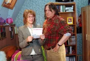 Dank Bernd (Volker Herold, r.) versteht Lisa (Alexandra Neldel, l.), was Davids Zeichen zu bedeuten hat ... (Dieses Foto von Alexandra Neldel darf nur in Zusammenhang mit der Berichterstattung über die Serie "Verliebt in Berlin" veröffentlicht und verbreitet werden.)