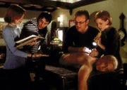 Willow (Alyson Hannigan, l.), Xander (Nicholas Brendon, 2.v.l.), Giles (Anthony Stewart Head, 2.v.r.) und Anya (Emma Caulfield, r.) versuchen, Spike (James Marsters, vorne) einen Fremdkörper aus einer Wunde zu entfernen ...