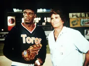 Jonathan (Michael Landon, r.) verlässt sich auf seine himmlischen Kräfte und spricht Ted (Moses Gunn, l.) gut zu.