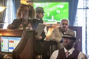 Prides gesamtes Team ist an einem riskanten Undercover-Einsatz beteiligt, der gewaltig schief läuft. Können Dr. Wade (CCH Pounder, l.) und Patton (Daryl Chill Mitchell, r.) Sebastian in letzter Sekunde aus den Fängen seines Geiselnehmers retten oder war das sein letzter Einsatz?