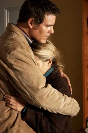 Tess (Bridie Carter) und Alex (Aaron Jeffery) trauern um Nick.