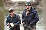 Martin ist entgeistert, als Gerstl statt Pauli die abenteuerliche Flaschenpost findet! Von links: Michael Gerstl (Gerd Lohmeyer) und Martin Kirchleitner (Hermann Giefer).
