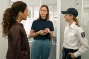 Jasmin Sayed (Sesede Terziyan, li.) und Paula Sprenger (Sarina Radomski, re.) befragen die Lokalpolitikerin Ida Maroth (Alma Leiberg, mi.).