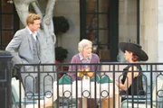 Patrick (Simon Baker, l.) und Grace (Amanda Righetti, r.) ermitteln in einem neuen Fall und stoßen dabei auf Nikki (Eve Brenner, M.) ...