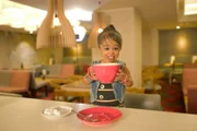 Jyoti Amge, die kleinste Frau der Welt, genießt eine ordentliche Tasse Tee.