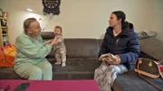 Oma Petra (64) kümmert sich gerne um Baby Prya während Lisa im Fitnessstudio ist.