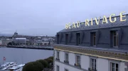 „Hotel-Legenden“ erzählt von Grandhotels als Orten mit Geschichte. Das Beau Rivage am Genfer See hat Geschichte mitgeschrieben. Unvergessen sind vor allem zwei Dramen: 1898 verstarb „Sisi“, Kaiser Elisabeth, im Beau-Rivage an den Folgen einer Messerattacke eines italienischen Anarchisten. 1987, wurde der Ministerpräsident Schleswig-Holsteins, Uwe Barschel, tot in der Badewanne gefunden. - Die Aussenfassade des Beau Rivage, im Hintergrund der Genfer See