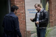 Ein Mordfall führt Mick (Henning Baum, r.) und Andreas (Maximilian Grill, l.) in die Welt der modernen Schatzsuche. Moritz Weber, der Gründer eines Essener Geocaching-Vereins, wird tot neben seinem nichtssagenden "Schatz" im Wald gefunden. Auf seinem Arm mysteriöse Koordinaten, in seiner Speiseröhre eine winzige Plastikspielfigur ...