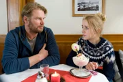 Nelly Spieker (Jule-Marleen Schuck) und ihr Vater Jobst Lauer (Kai Scheve) sprechen das erste mal miteinander.