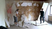Mike Schopp und Thomas Wittenberg entfernen Gipskartonplatten von der Wohnzimmerwand   +++ Die Verwendung des sendungsbezogenen Materials ist nur mit dem Hinweis und Verlinkung auf RTL+ gestattet. +++