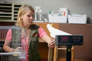 Eva (Mirja Boes) übernimmt die Verantwortung für die brütende Papageiendame Paula.