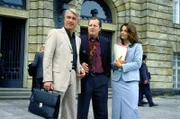 Felix Edel (Christoph M. Ohrt, l.) und Sandra Starck (Rebecca Immanuel, r.) haben die Verteidigung des Ex-Boxers Benno (Paul Faßnacht, M.) übernommen, der sich wegen angeblicher Kindesentführung vor Gericht verantworten muss ...