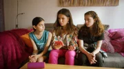 Langsam realisieren Jasina (Sophia Grande), Kim (Nadine Quittner) und Leo (Charlotte Farhadi), dass sie einer Betrügerin aufgesessen sind.