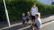 Casey und Emory starten in die Kita! Die Jungs freuen sich, nur Mama Sarafina bleibt mit einem weinenden Auge zurück.