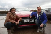 Fuzz Townshend et Tim Shaw, posent devant la Skyline GT-R.