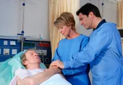 ARD/MDR FAMILIE DR. KLEIST IV. STAFFEL FOLGE 40, "Das Herz der Familie", am Dienstag um 10:45 Uhr im ERSTEN. Christian (Francis Fulton-Smith, r.) und Inge (Uta Schorn, M.) besuchen Johannes (Ulrich Pleitgen, l.) nach seiner Herzoperation auf der Intensivstation.