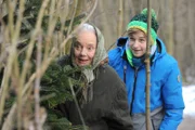 Theresa und Pauli beobachten wie Gerstl und Martin auf ihre falsche Flaschenpost reinfallen. Von links: Theresa Brunner (Ursula Erber) und Pauli (Dennis Hofmuth).