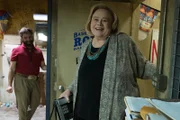 Dale Baskets (Zach Galifianakis, l.); Christine Baskets (Louie Anderson, r.)