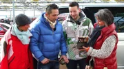 Von links: Bettina, Trödel-Experte Mauro, Thomas und Susanne auf dem Flohmarkt.