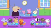 Peppa und ihre Freunde sind in der Spielgruppe und versuchen zu erraten, was Herr Bulle wohl auf dem nahegelegenen Hügel baut. Es ist ein Windrad! Madame Gazelle (hi.li.) erzählt ihnen alles über Windenergie und die Kinder haben Spaß ihre eigenen kleinen Papierwindräder zu bauen.