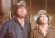 Charles (Michael Landon, r.) und Jonathan (Merlin Olsen, l.) müssen in einer feuchten Pferdehütte übernachten.