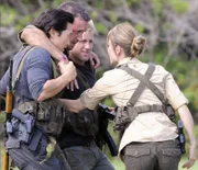 Nachdem Jenna Steve auf eine falsche Fährte gelockt hat und er dadurch in den Fängen von Wo Fat gelandet ist, müssen seine Kollegen alles geben, um ihn zu retten. Chin (Daniel Dae Kim, l.), Steve (Alex O'Loughlin, 2.v.l.), Danny (Scott Caan, 2.v.r.) und Lori (Lauren German, r.) ...