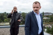 Kann Lukas Petersen (Patrick Abozen, l.) den liebeskranken Stalker Oliver Hahne (Konstantin Lindhorst, r.) vom Selbstmord abbringen? Er versucht dessen Ex-Freundin ans Telefon zu bekommen.