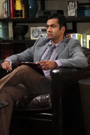 Robin muss eine gerichtlich verordnete Therapie absolvieren und erzählt ihrem Therapeuten (Kal Penn), wie es zu einem gewalttätigen Übergriff kam ...