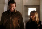 Riley (Marc Blucas, l.) ist stolz - er darf Buffy (Sarah Michelle Gellar) nun endlich die Räume der Initiative zeigen.
